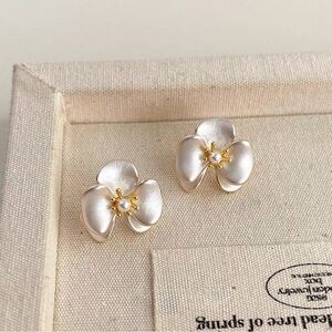 Elegant Pearl Flower Earrings